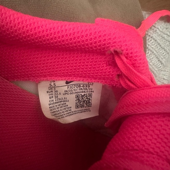 Women’s size 5 1/2 Nike tennis shoes - Picture 3 of 3
